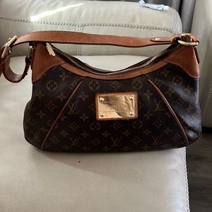 Louis Vuitton shoulder bag nice medium size